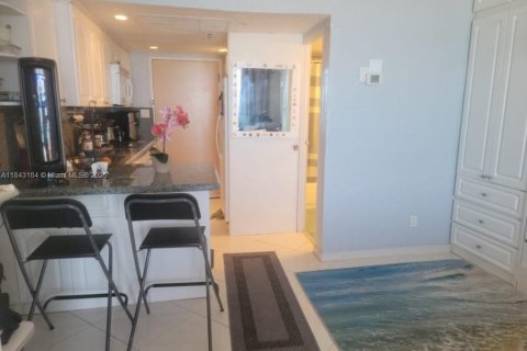 Condominio en venta en Sunny Isles Beach, Florida, 33.44 m2 № 1846032 - foto 11
