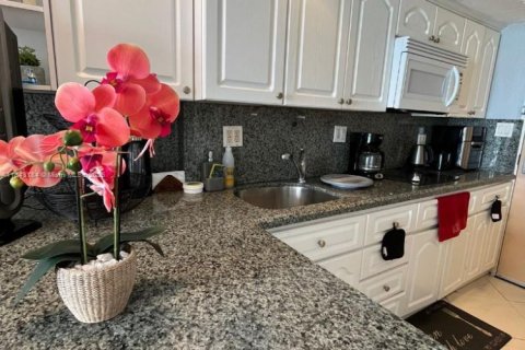 Condominio en venta en Sunny Isles Beach, Florida, 33.44 m2 № 1846032 - foto 12