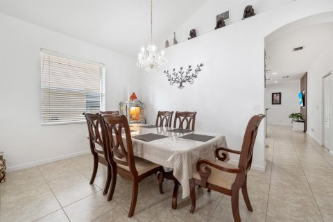 House in Palm City, Florida 4 bedrooms, 216.28 sq.m. № 2352160 - photo 24