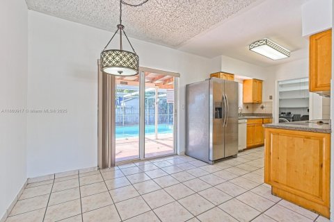 Casa en venta en Hialeah, Florida, 3 dormitorios, 107.3 m2 № 1889012 - foto 10