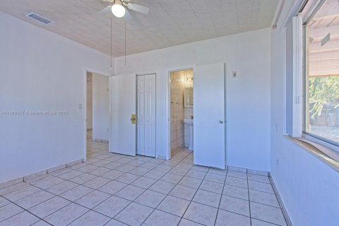 Casa en venta en Hialeah, Florida, 3 dormitorios, 107.3 m2 № 1889012 - foto 15