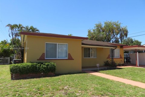 Casa en venta en Hialeah, Florida, 3 dormitorios, 107.3 m2 № 1889012 - foto 1