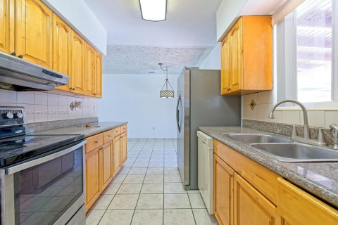 Casa en venta en Hialeah, Florida, 3 dormitorios, 107.3 m2 № 1889012 - foto 12
