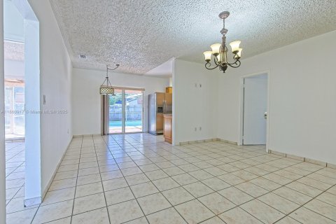 Casa en venta en Hialeah, Florida, 3 dormitorios, 107.3 m2 № 1889012 - foto 8