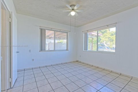 Casa en venta en Hialeah, Florida, 3 dormitorios, 107.3 m2 № 1889012 - foto 14