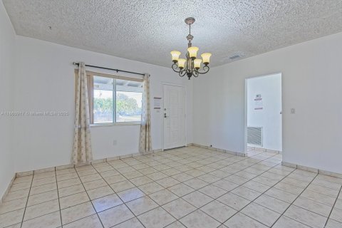 Casa en venta en Hialeah, Florida, 3 dormitorios, 107.3 m2 № 1889012 - foto 9