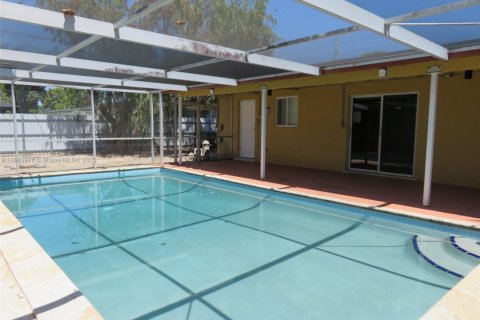 Casa en venta en Hialeah, Florida, 3 dormitorios, 107.3 m2 № 1889012 - foto 21