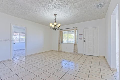 Casa en venta en Hialeah, Florida, 3 dormitorios, 107.3 m2 № 1889012 - foto 7