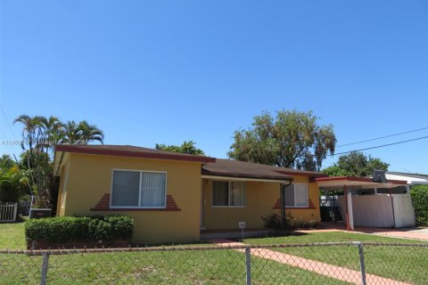 Casa en venta en Hialeah, Florida, 3 dormitorios, 107.3 m2 № 1889012 - foto 2