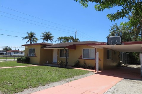 Casa en venta en Hialeah, Florida, 3 dormitorios, 107.3 m2 № 1889012 - foto 3