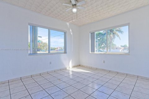 Casa en venta en Hialeah, Florida, 3 dormitorios, 107.3 m2 № 1889012 - foto 19