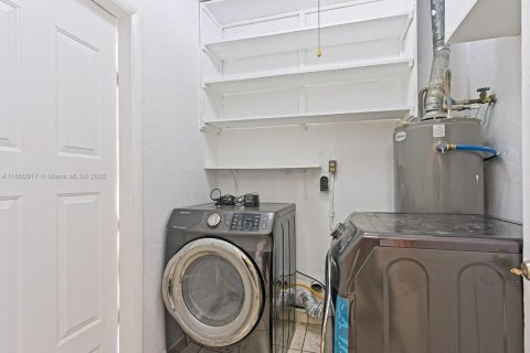 Casa en venta en Hialeah, Florida, 3 dormitorios, 107.3 m2 № 1889012 - foto 13