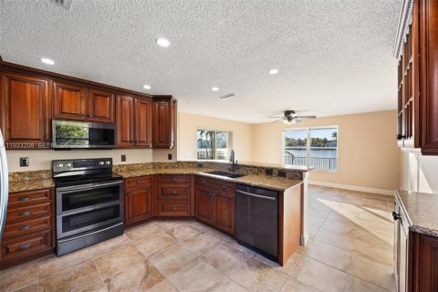 Купить виллу или дом в Мирамар, Флорида 5 спален, 218.04м2, № 1991465 - фото 15