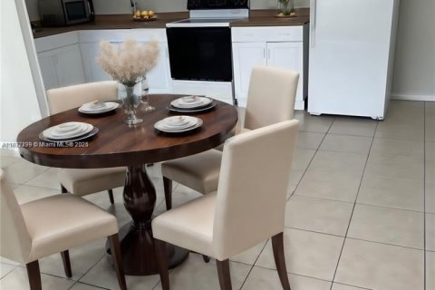 Снять в аренду кондоминиум в Лейк-Уорт, Флорида 1 спальня, 48.03м2, № 1926357 - фото 1