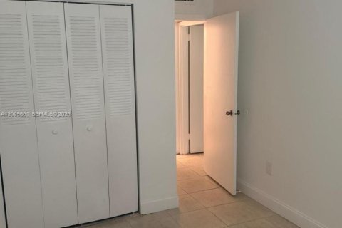 Copropriété à louer à North Miami, Floride: 2 chambres, 88.63 m2 № 2385077 - photo 4
