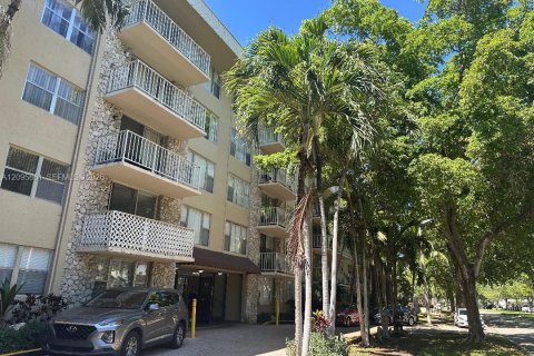 Condo à North Miami, Floride, 2 chambres  № 2385077