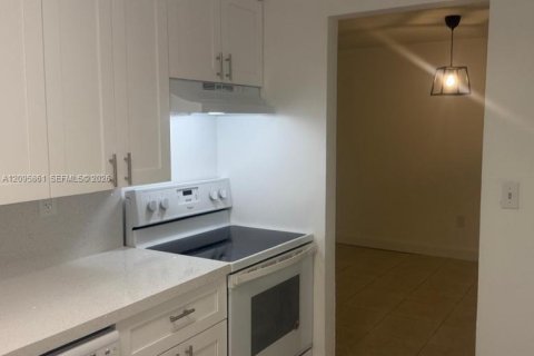 Copropriété à louer à North Miami, Floride: 2 chambres, 88.63 m2 № 2385077 - photo 12