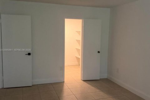 Copropriété à louer à North Miami, Floride: 2 chambres, 88.63 m2 № 2385077 - photo 5