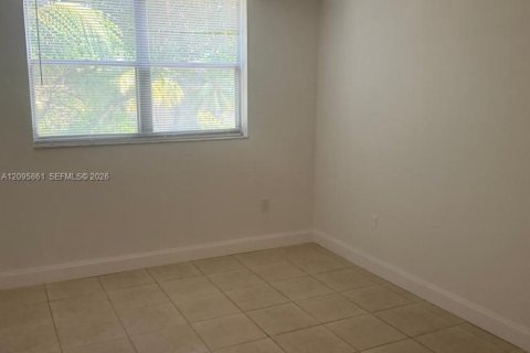 Copropriété à louer à North Miami, Floride: 2 chambres, 88.63 m2 № 2385077 - photo 3