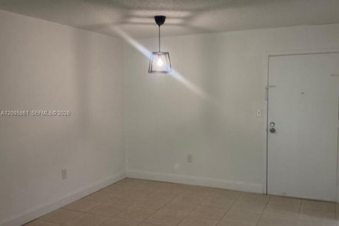 Copropriété à louer à North Miami, Floride: 2 chambres, 88.63 m2 № 2385077 - photo 10