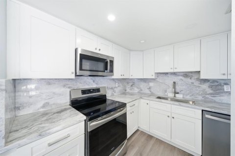 Condo in Fort Lauderdale, Florida, 2 bedrooms  № 2381453 - photo 9
