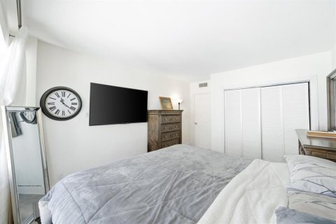 Condo in Fort Lauderdale, Florida, 2 bedrooms  № 2381453 - photo 17