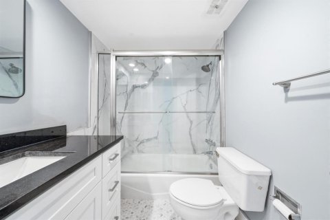 Condo in Fort Lauderdale, Florida, 2 bedrooms  № 2381453 - photo 23