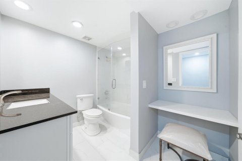 Condo in Fort Lauderdale, Florida, 2 bedrooms  № 2381453 - photo 20