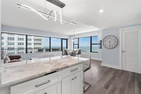 Condo in Fort Lauderdale, Florida, 2 bedrooms  № 2381453 - photo 2