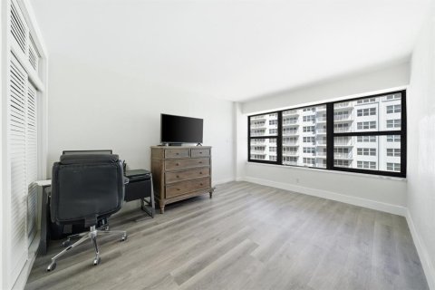 Condo in Fort Lauderdale, Florida, 2 bedrooms  № 2381453 - photo 22