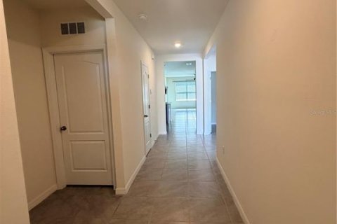 House in Sorrento, Florida 4 bedrooms, 171.5 sq.m. № 2209919 - photo 6