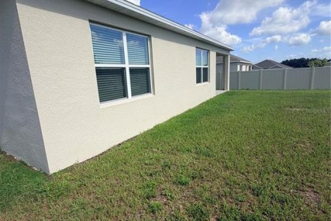 House in Sorrento, Florida 4 bedrooms, 171.5 sq.m. № 2209919 - photo 27