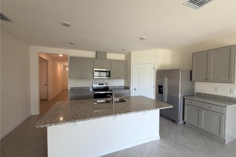 House in Sorrento, Florida 4 bedrooms, 171.5 sq.m. № 2209919 - photo 3