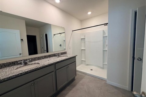 House in Sorrento, Florida 4 bedrooms, 171.5 sq.m. № 2209919 - photo 21