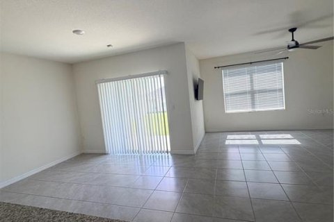 House in Sorrento, Florida 4 bedrooms, 171.5 sq.m. № 2209919 - photo 18