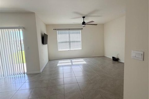 House in Sorrento, Florida 4 bedrooms, 171.5 sq.m. № 2209919 - photo 15