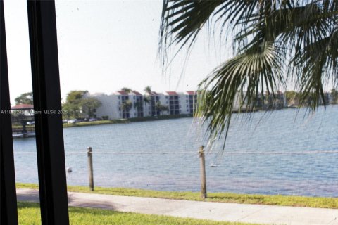 Copropriété à vendre à Oakland Park, Floride: 2 chambres, 85.47 m2 № 1978041 - photo 3