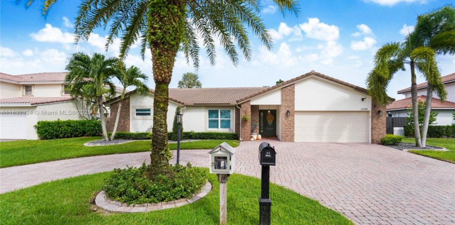 House in Davie, Florida 3 bedrooms, 182.09 sq.m. № 1944039