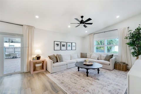 House in Davie, Florida 3 bedrooms, 182.09 sq.m. № 1944039 - photo 11