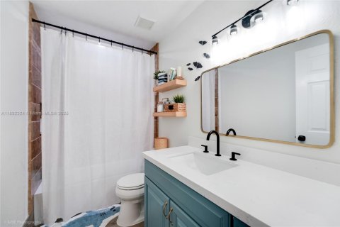 House in Davie, Florida 3 bedrooms, 182.09 sq.m. № 1944039 - photo 18