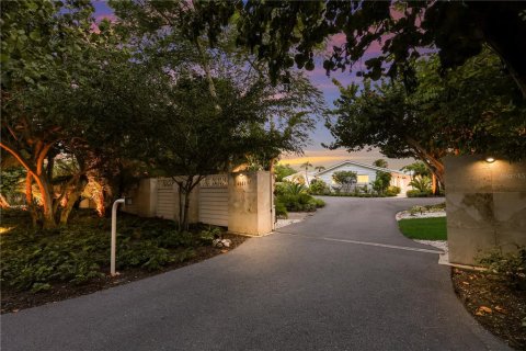 House in Longboat Key, Florida 4 bedrooms, 241.92 sq.m. № 2396673