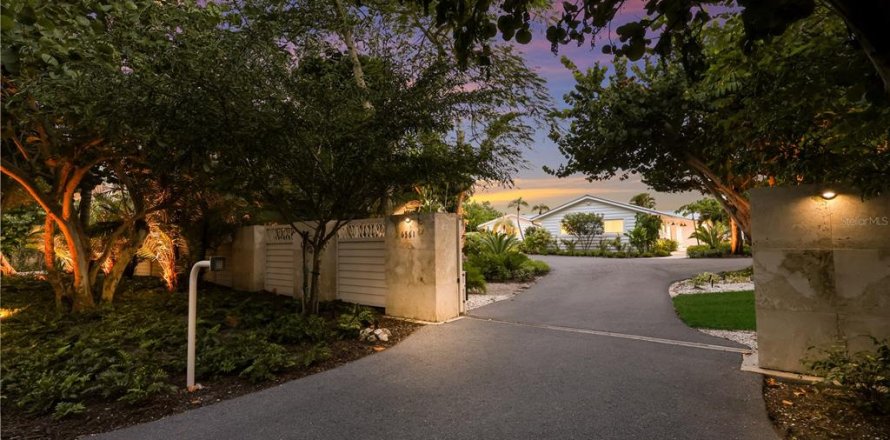 House in Longboat Key, Florida 4 bedrooms, 241.92 sq.m. № 2396673