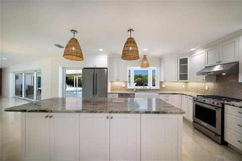 House in Longboat Key, Florida 4 bedrooms, 241.92 sq.m. № 2396673 - photo 12