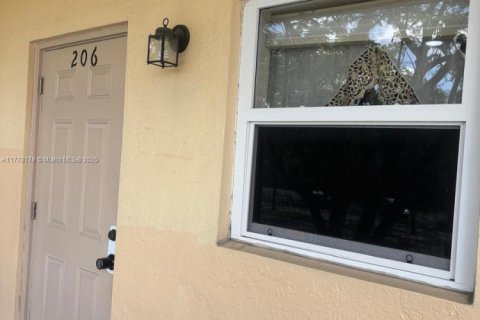 Condo in Hollywood, Florida, 1 bedroom  № 1714398 - photo 13