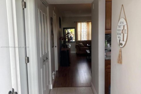Condo in Hollywood, Florida, 1 bedroom  № 1714398 - photo 3