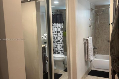 Condo in Hollywood, Florida, 1 bedroom  № 1714398 - photo 11