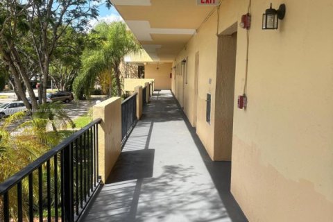 Condo in Hollywood, Florida, 1 bedroom  № 1714398 - photo 2