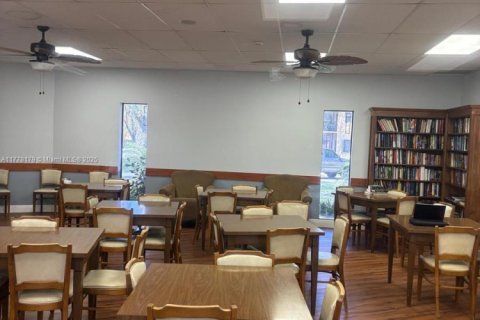 Condo in Hollywood, Florida, 1 bedroom  № 1714398 - photo 21
