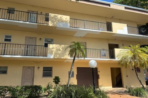 Condo in Hollywood, Florida, 1 bedroom  № 1714398 - photo 1