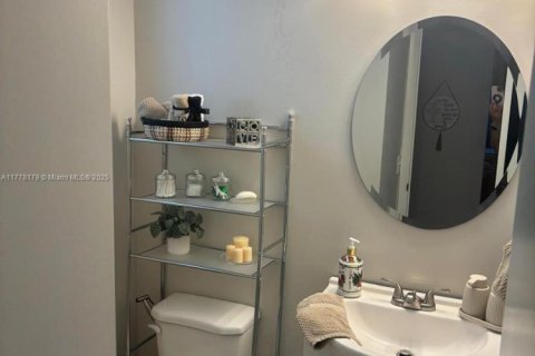 Condo in Hollywood, Florida, 1 bedroom  № 1714398 - photo 10